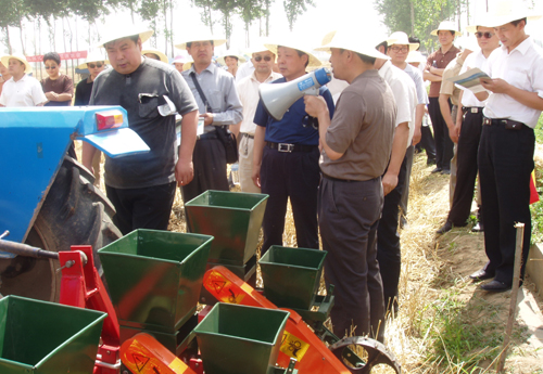 白站长向各位专家、领导介绍我公司机具